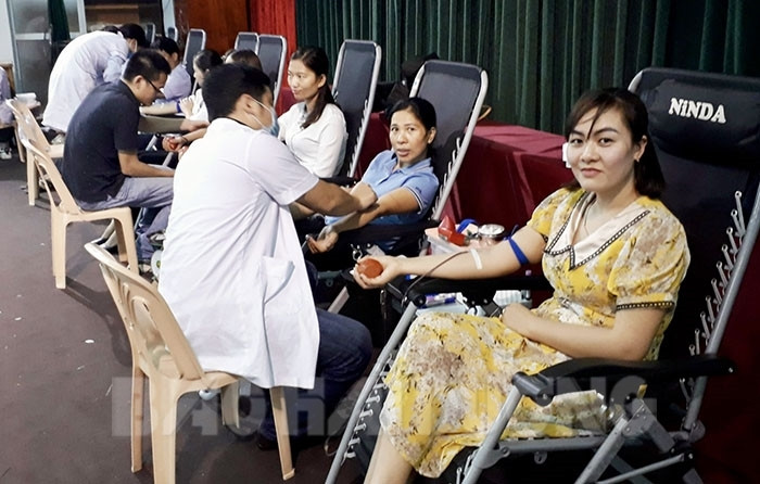 Hơn 300 cán bộ, giáo viên huyện Ninh Giang tình nguyện hiến máu 